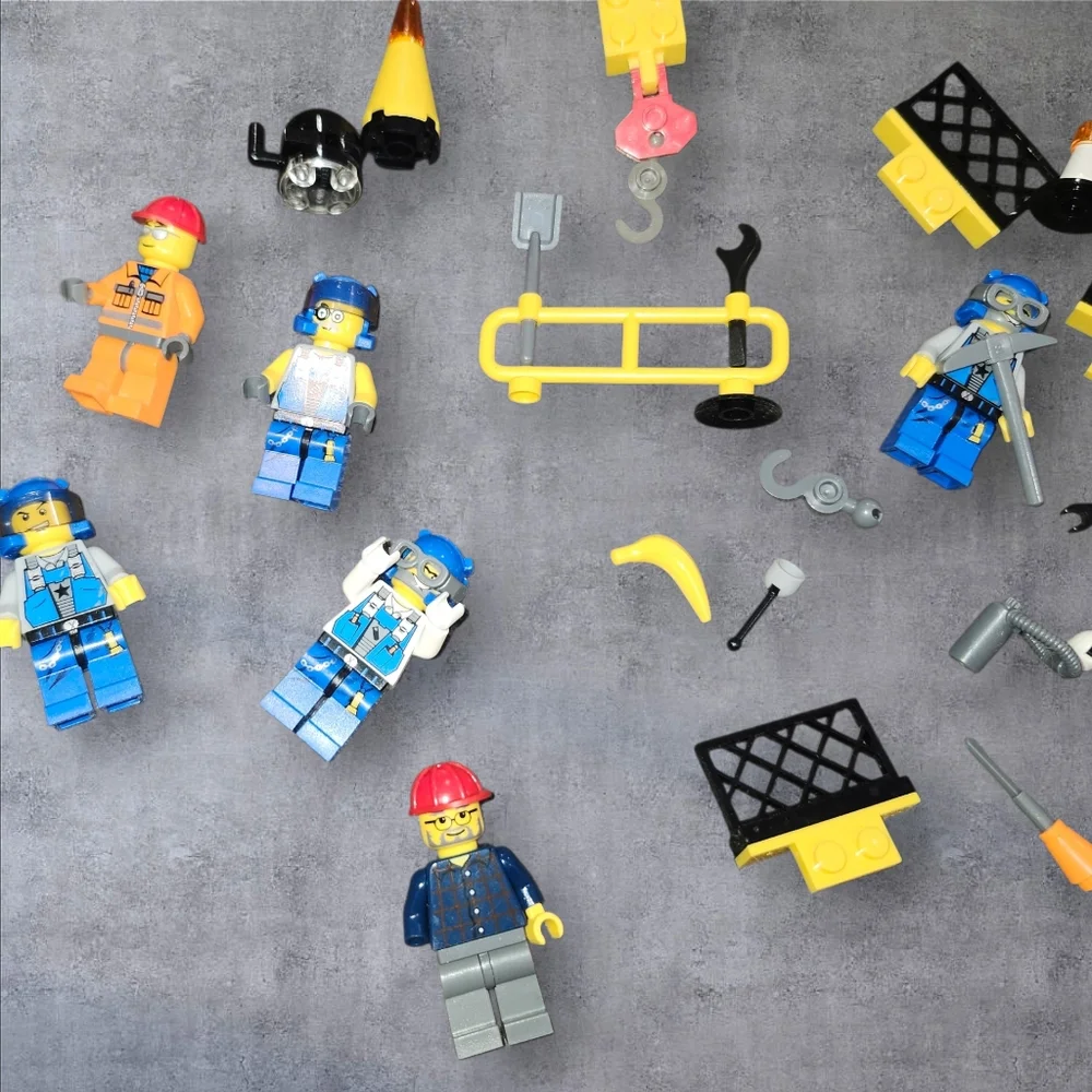 Misc. Mini Figurines Lego Miners And Accessories - Picture 2 of 3